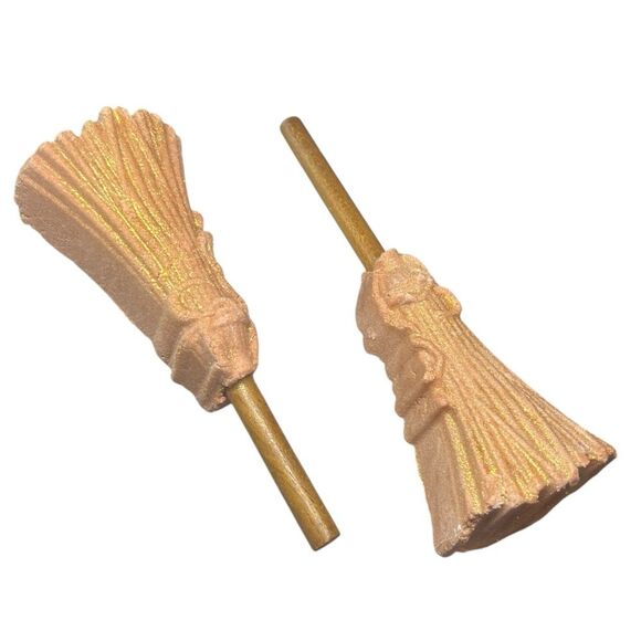 Lush x Wicked Bundle: 2x Elphaba’s Broomstick Reusable Bubble Bath Floral Rose - Picture 10 of 10